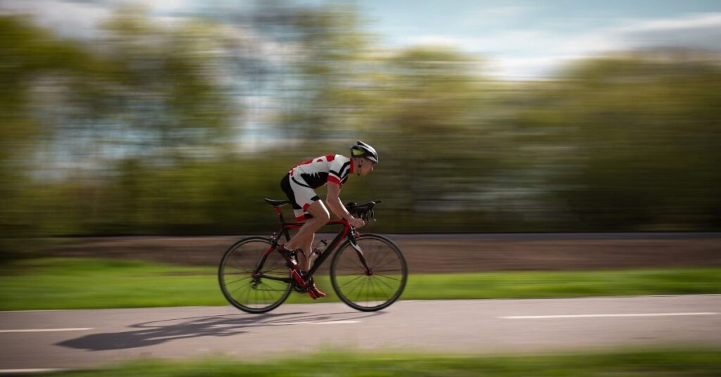 Rennradfahrer im Tempo-Training – wichtig ist die richtige Ernährung im Radsport
